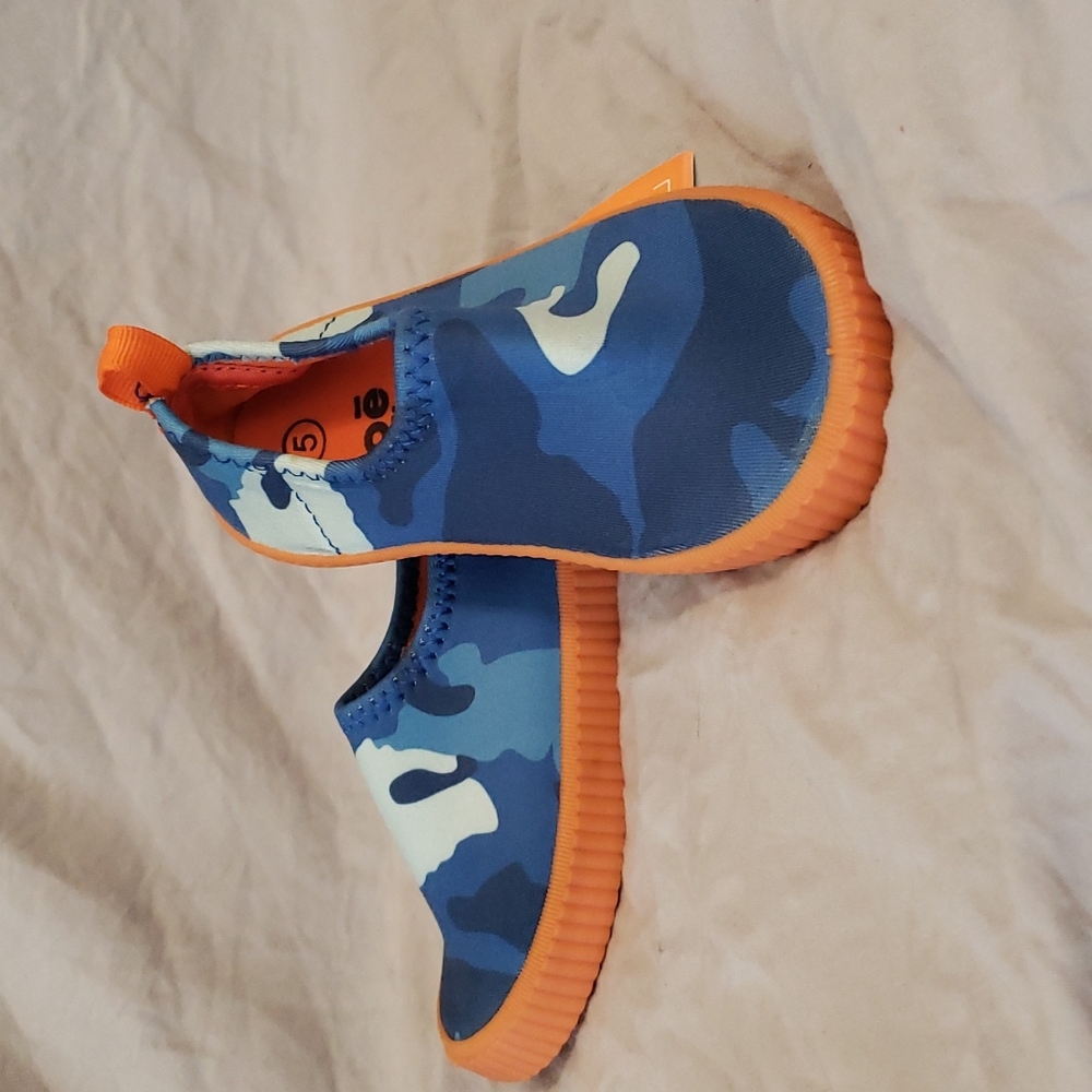 Zoe & Zac blue camo water shoes